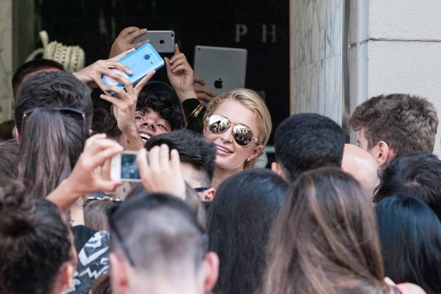 paris-hilton selfie milano_1