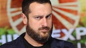 Costantino della Gherardesca: “Pechino Express? A volte è una spa, altre una condanna. Concorrenti che sogno? Keanu Reeves e Patty Pravo” – L’intervista