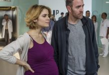 La linea verticale, la recensione della serie tv: un delicato ritratto della lotta contro il tumore L'attore valerio Mastandrea in La Linea Verticale