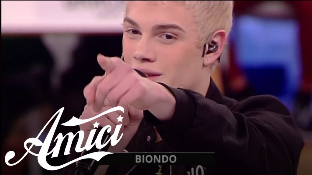 Il cantante Biondo di amici 17