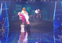 Amici 2018: “Felicità è una tv che non ha padroni”, Maria De Filippi replica alla frase polemica di Romina Power romina amici