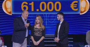 Caduta Libera, colpo di scena in puntata: scoppia l'amore tra due concorrenti | Video