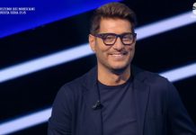 Enrico Papi dichiara: “Sono fluido, la fedeltà non esiste. Mia moglie è sempre stata comprensiva” enrico papi - TV 8