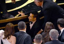 Oscar 2019, Rami Malek cade dal palco: necessario l’intervento dei medici | Video Oscar 2019 Rami Malek
