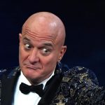 Ascolti tv, domenica 8 agosto 2021: Non c’è più religione (12.9%), Grand Hotel – Intrighi e passioni (10.5%) | Dati Auditel Claudio Bisio e la Giacca a Sanremo 2019