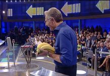 Avanti un altro 2019, Paolo Bonolis scarta i regali del pubblico | video Foto Bonolis regali Avanti un altro 2019