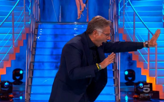 Paolo Bonolis si arrabbia a Ciao Darwin: “Fermo! Stai zitto!” | video Foto Bonolis si arrabbia a Ciao Darwin 22 marzo 2019