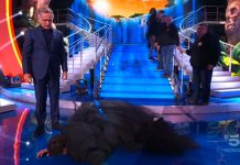 Ciao Darwin 8, la catastrofica caduta in studio di Luca Laurenti | video Mediaset Foto Luca Laurenti caduta Ciao Darwin 8