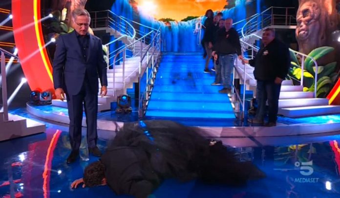 Ciao Darwin 8, la catastrofica caduta in studio di Luca Laurenti | video Mediaset Foto Luca Laurenti caduta Ciao Darwin 8