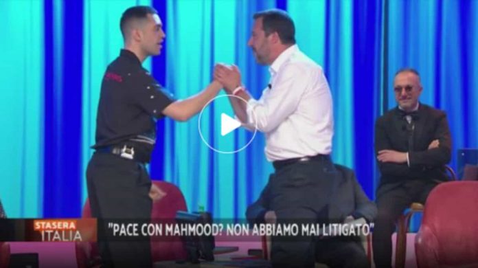 Matteo Salvini e Mahmood insieme al Maurizio Costanzo Show: il video da Stasera Italia Foto Mahmood Salvini Costanzo Show 2019