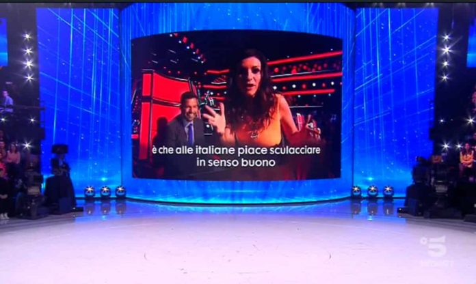 Laura Pausini, ad Amici 2019 Serale si fionda su Ricky Martin: “Il sedere…” | video Mediaset Foto Pausini Martin Amici 2019 serale