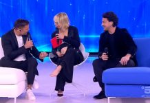 Ricky Martin, ad Amici 2019 Serale intervista coi piedi della De Filippi | video Mediaset