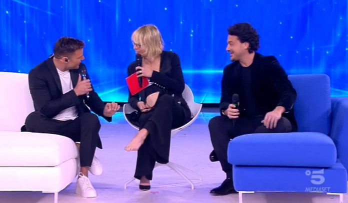 Ricky Martin, ad Amici 2019 Serale intervista coi piedi della De Filippi | video Mediaset
