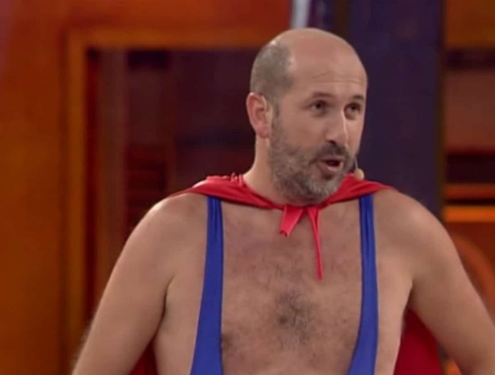 Avanti un altro 2019, la gaffe del Supereroe: “Marco Salvati non è più tra noi” | video Foto Superoe Avanti un altro 2019 Checco Lione