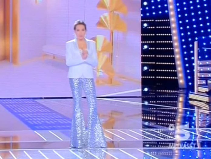 Barbara D’Urso vestita male a Live? Striscia la notizia inchioda la costumista | video Foto abito Barbara D'Urso Striscia la notizia 2019
