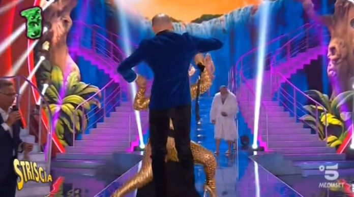 Striscia la notizia, Ciao Darwin 8 al primo posto de I nuovi mostri | video Foto caduta Lisa Fusco Ciao Darwin 8