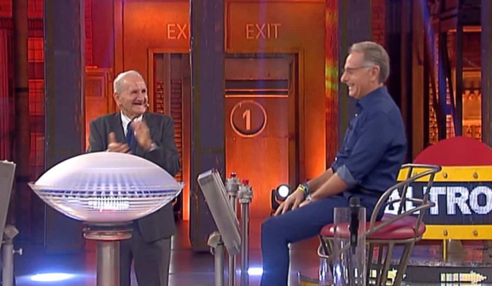 Il valletto di Avanti un altro ripete tutti i gesti di Bonolis | video Foto valletto Donato Avanti un altro 2019