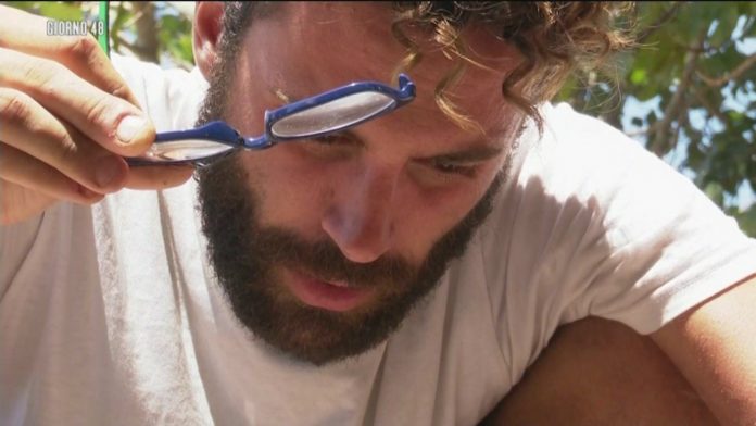 Isola dei Famosi 2019: Paolo Brosio furibondo per il “furto” dei suoi occhiali, serviti per accendere il fuoco Luca Vismara accendendo il fuoco