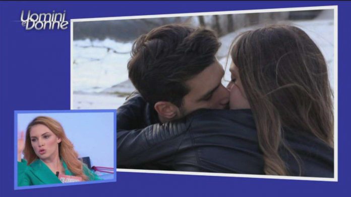 Uomini e Donne, trono classico: Andrea bacia tutte le sue corteggiatrici | Video andrea e natalia