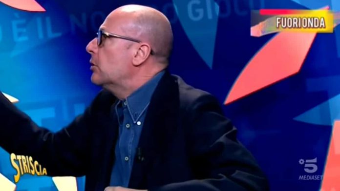 Striscia la notizia, furioso fuorionda: giornalista si arrabbia a Tiki Taka | video Foto giornalista arrabbiato a Tiki Taka - Striscia 08 03 2019
