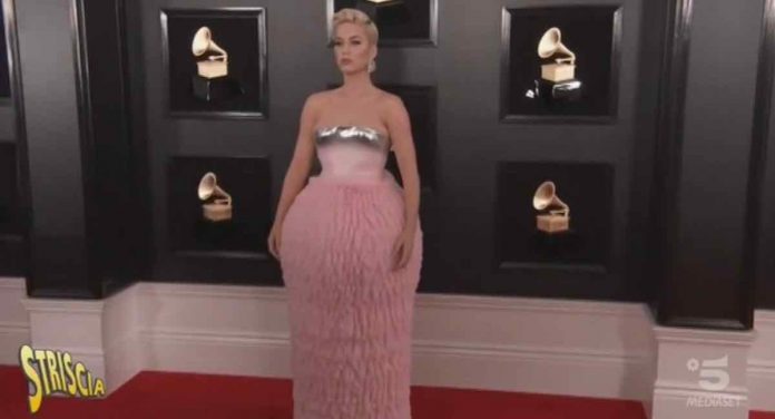 Striscia La Notizia, i look di Lady GaGa, Katy Perry e Dua Lipa ai Grammy Awards | Video striscia la notizia moda caustica Lady Gaga Katy Perry
