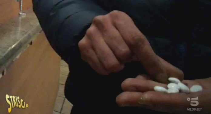 Striscia la notizia, Vittorio Brumotti aggredito a Pescara | video Mediaset Striscia La Notizia Vittorio Brumotti droga Bologna