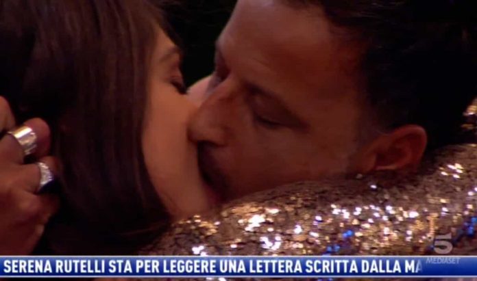 Il bacio tra Kikò Nalli e Ambra Lombardo al Grande Fratello 16