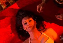 Ciao Darwin 8, Prova di coraggio con aghi sul lato b: ecco com’è finita | video Prova di coraggio a Ciao Darwin (con aghi)