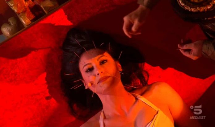 Ciao Darwin 8, Prova di coraggio con aghi sul lato b: ecco com’è finita | video Prova di coraggio a Ciao Darwin (con aghi)