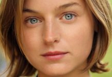 Emma Corrin darà il volto a Lady D per la serie tv su Netflix che racconterà la storia della Regina Eleisabetta L'attrice Emma Corrin