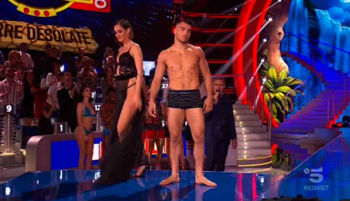 Ciao Darwin 2019, il video della sfilata con Fabio Basile e Gigi Mastrangelo La sfilata di Fabio Basile a Ciao Darwin 8