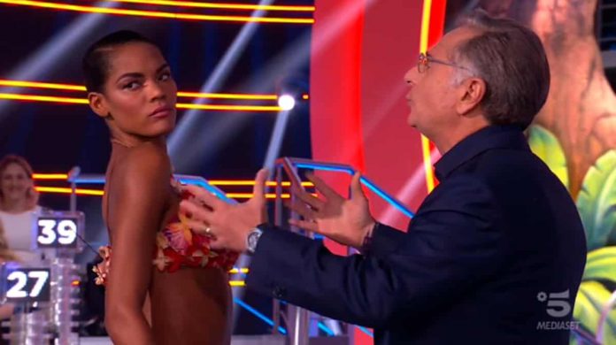 Ciao Darwin 8, Cicelys Zelies è Madre Natura della quarta puntata | video Foto Cicelys Zelies Ciao Darwin 8