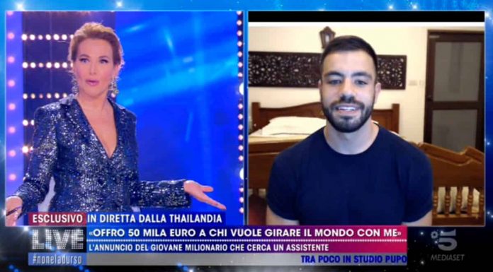 Live, la D’Urso fa colpo sul giovane milionario australiano: “Sei single?” | video Mediaset Foto D'Urso milionario australiano