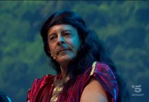 Ciao Darwin 8, Viaggio nel tempo con sorpresa: Laurenti stupisce tutti così | video Foto Laurenti donna Viaggio nel tempo Ciao Darwin 8