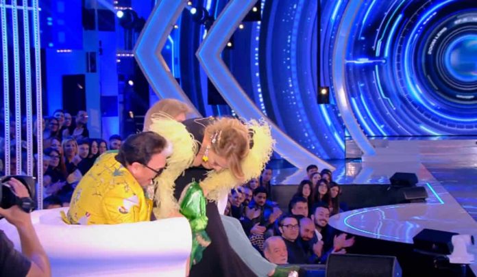 Grande Fratello 2019, Malgioglio si arrabbia con la D’Urso? “Non dico più niente!” | video Foto Malgioglio D'Urso Grande Fratello 2019