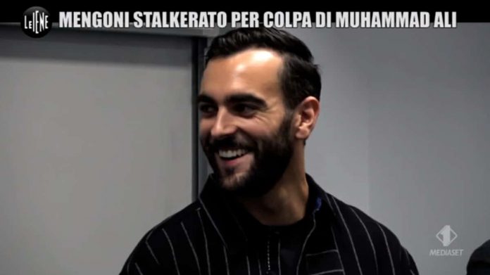 Marco Mengoni, lo scherzo de Le Iene: “Stalkerato per Muhammad Ali” | video Mediaset Foto Marco Mengoni Le Iene