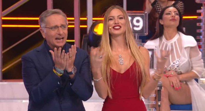 Ciao Darwin 2019, Taylor Mega imbarazza Bonolis: “A letto…” | video Foto Taylor Mega Bonolis Ciao Darwin 2019