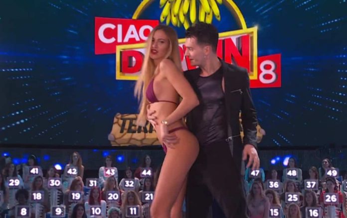 Taylor Mega sfila a Ciao Darwin e il pubblico maschile fa la hola | video