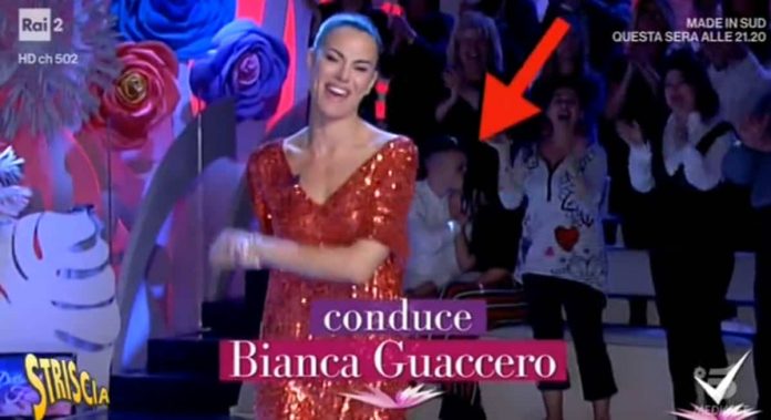 Striscia la notizia, a Detto Fatto i baci focosi di due ragazzi | video Foto baci Detto Fatto