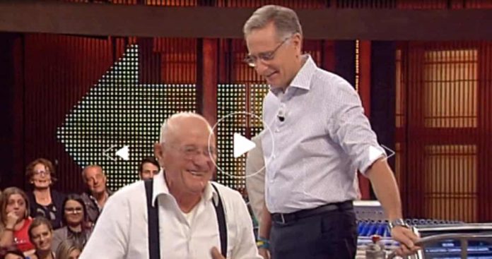 Avanti un altro, un signore del pubblico fredda Bonolis: “Lei è il direttore di Mediaset?” | video Foto signore pubblico Avanti un altro