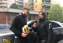Striscia la notizia, la consegna del Tapiro d’oro a Gigio Donnarumma | video Mediaset Foto tapiro Striscia Donnarumma