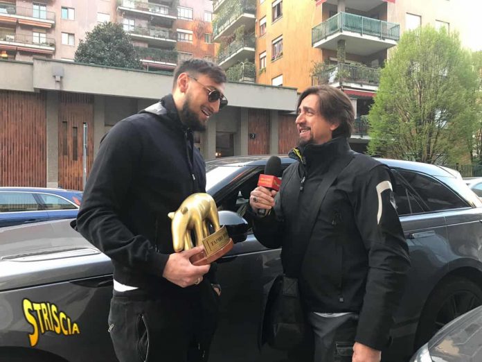 Striscia la notizia, la consegna del Tapiro d’oro a Gigio Donnarumma | video Mediaset Foto tapiro Striscia Donnarumma