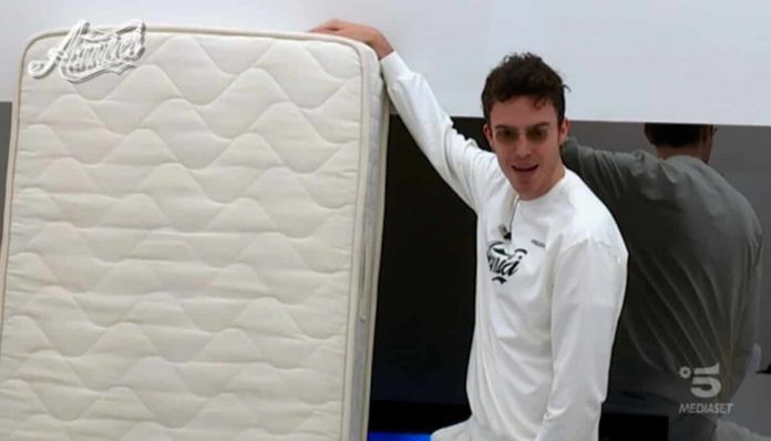 Amici 2019 Serale, Mameli fa una televendita di materassi: replica ironica alla Bertè? | video