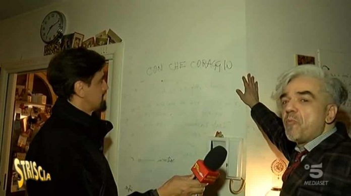 Striscia la notizia, Morgan mostra casa e le poesie sui muri: stoccata alle ex? | video Morgan mostra casa a Striscia la notizia 2019