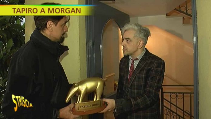 Morgan con la casa pignorata? Striscia la notizia consegna il tapiro | video Morgan-Striscia-la-notizia