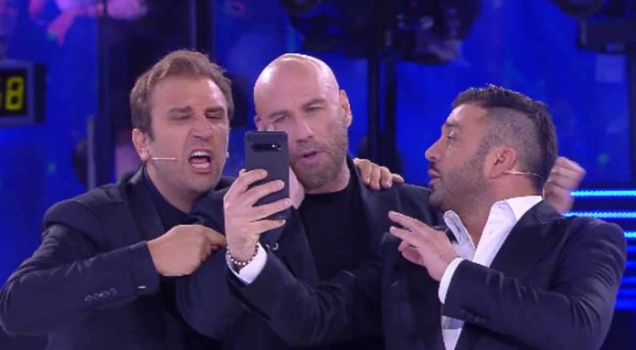 Pio e Amedeo scatenatissimi ad Amici 2019 Serale: nuova canzone e battute a gogo | video Pio e Amedeo con Travolta nella quinta puntata di Amici 2019 Serale
