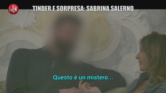 Sabrina Salerno protagonista del Tinder e Sorpresa a Le Iene | Video Mediaset Un frame del nuovo Tinder a Sorpresa con protagonista Sabrina Salerno