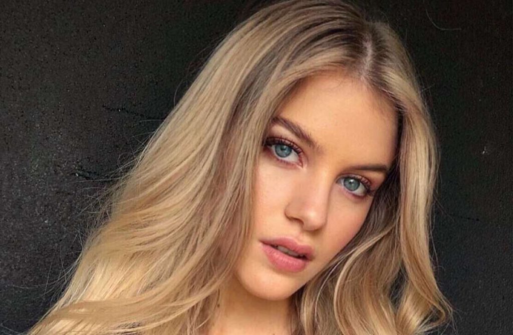 Una foto di Sara Croce, modella e Madre Natura di Ciao Darwin