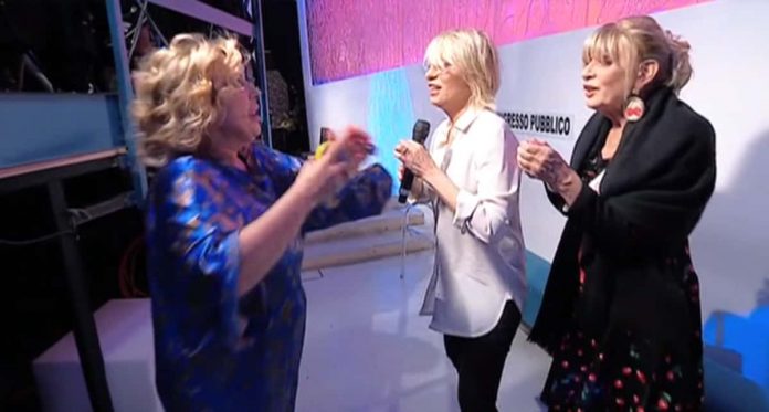 Uomini e donne: Tina “nervosa” contro Gemma, la De Filippi le separa | video Maria De Filippi separa Tina e Gemma a Uomini e donne