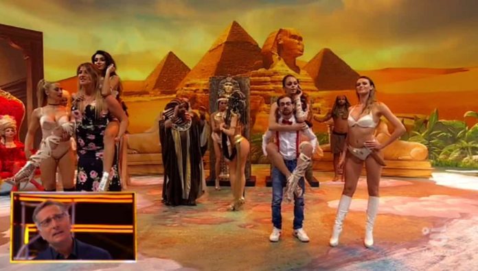 Ciao Darwin 2019, tutto il nuovo Viaggio nel tempo Davide vs Golia | video Il viaggio nel tempo Davide vs Golia a Ciao Darwin 2019